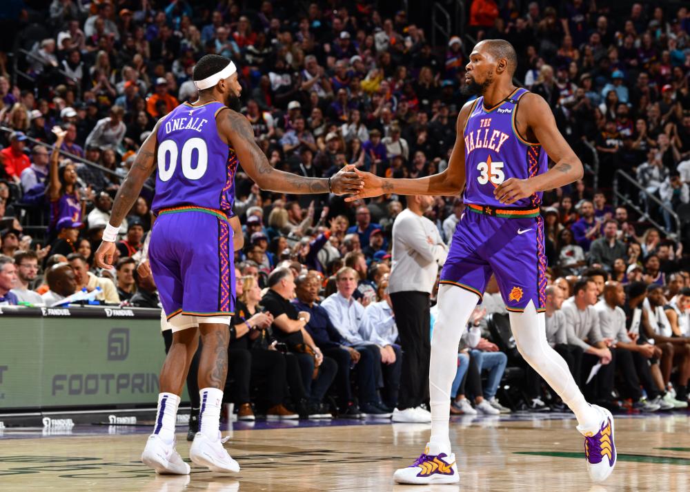 双方在中场 双方在中场